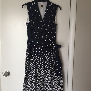 Sleeveless dress with collar